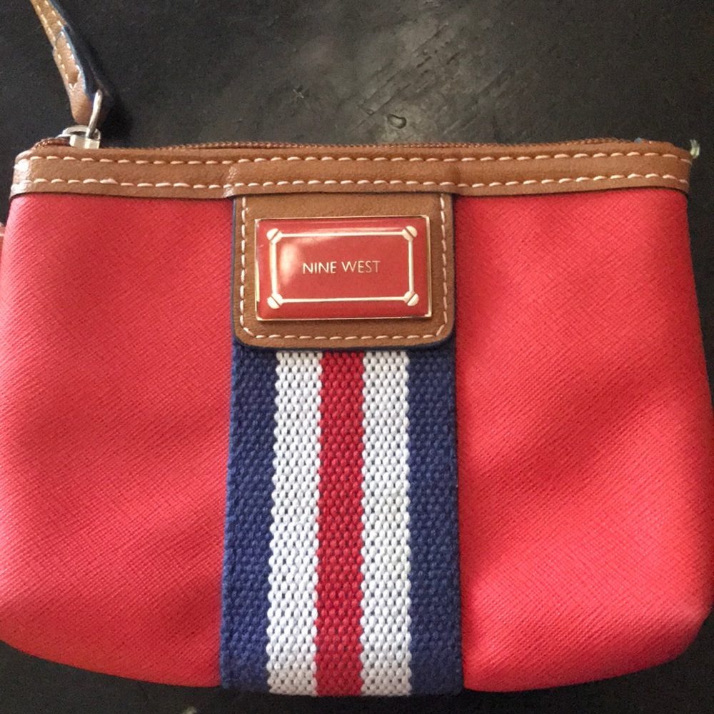 Nearly New Nine West Orange Wristlet 7x5. ❤️